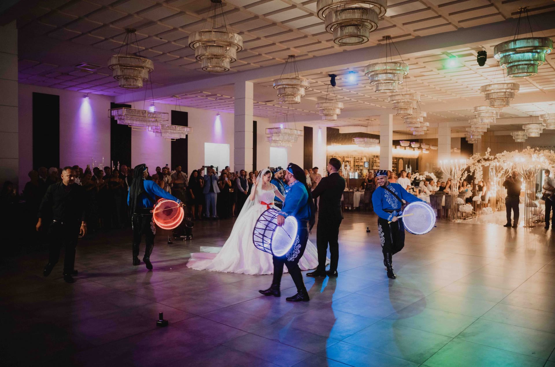 Emotionale Hochzeitsszene mit tanzenden Gästen in Deutschland