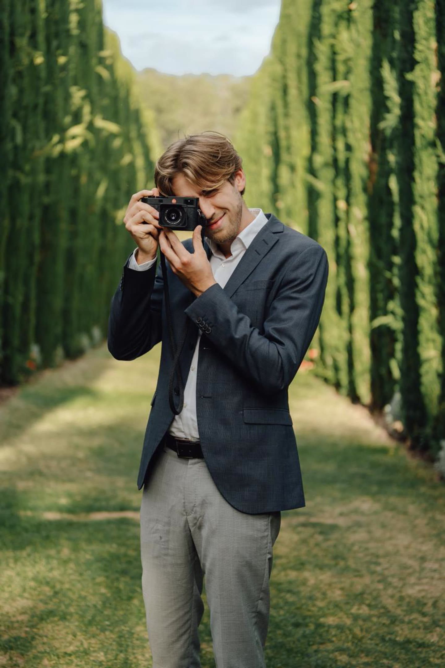 Maurice Renois mit Kamera im Garten
