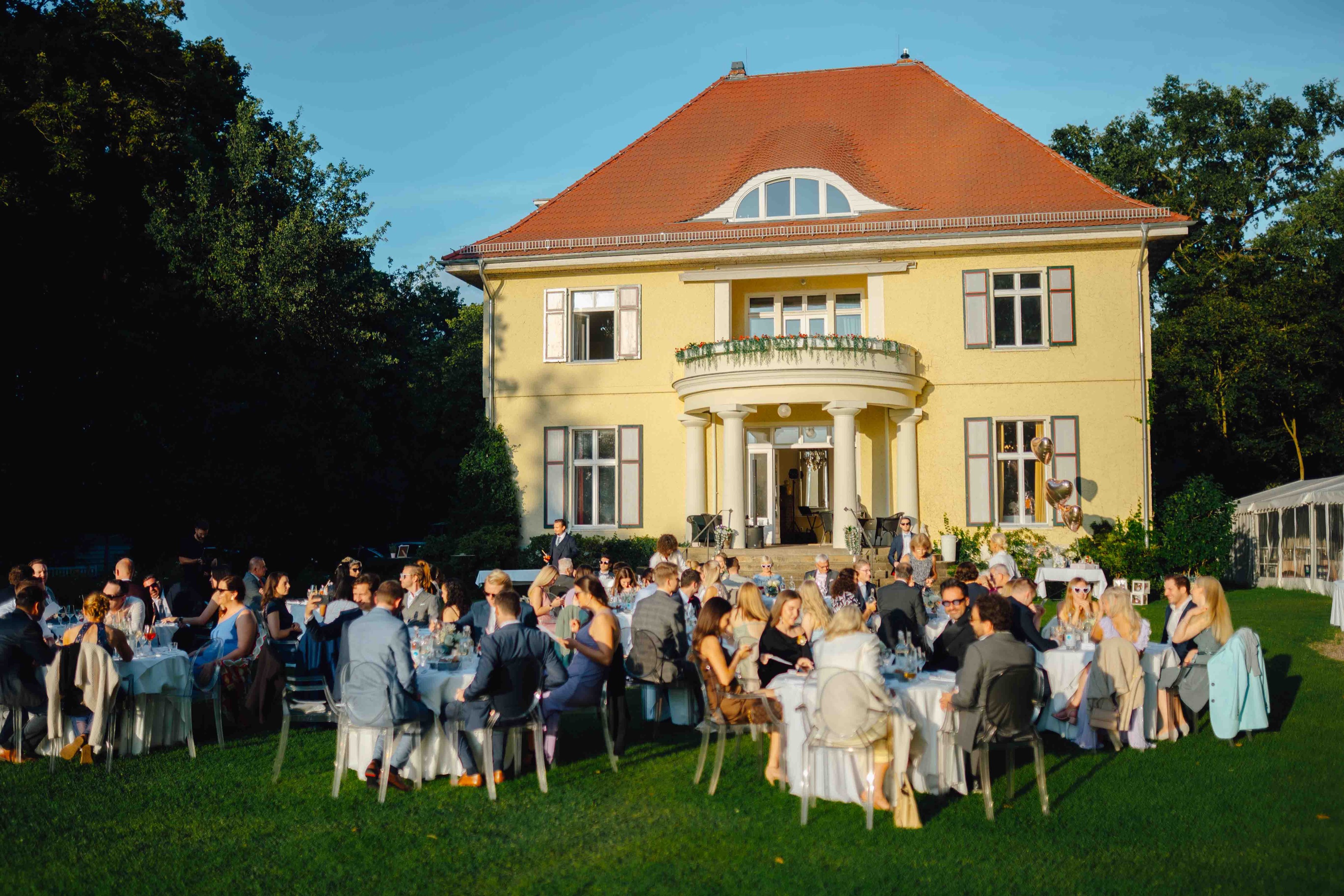 Hochzeitsgesellschaft vor einer Villa
