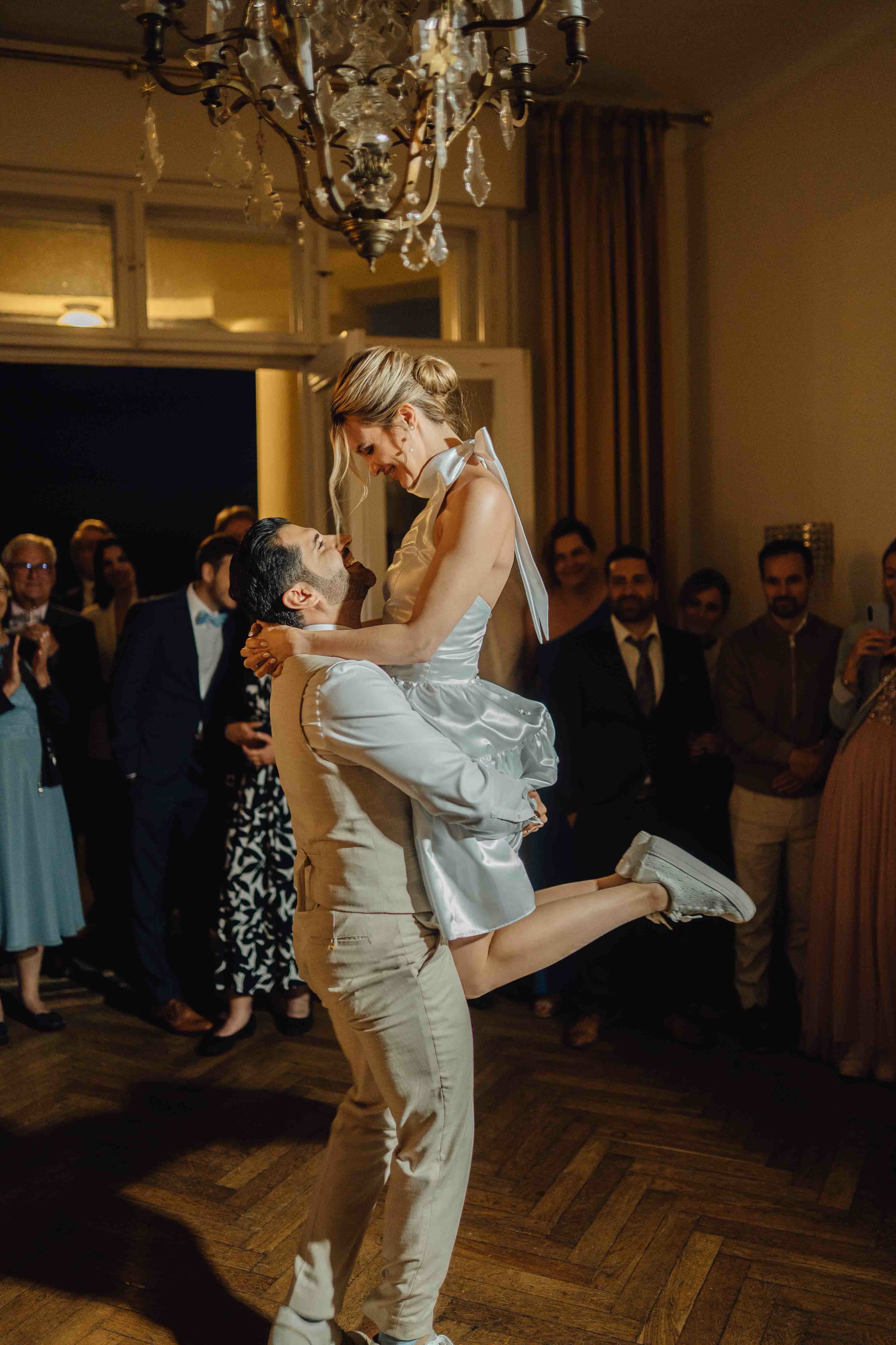 Natürlicher Moment eines Hochzeitspaares in Deutschland