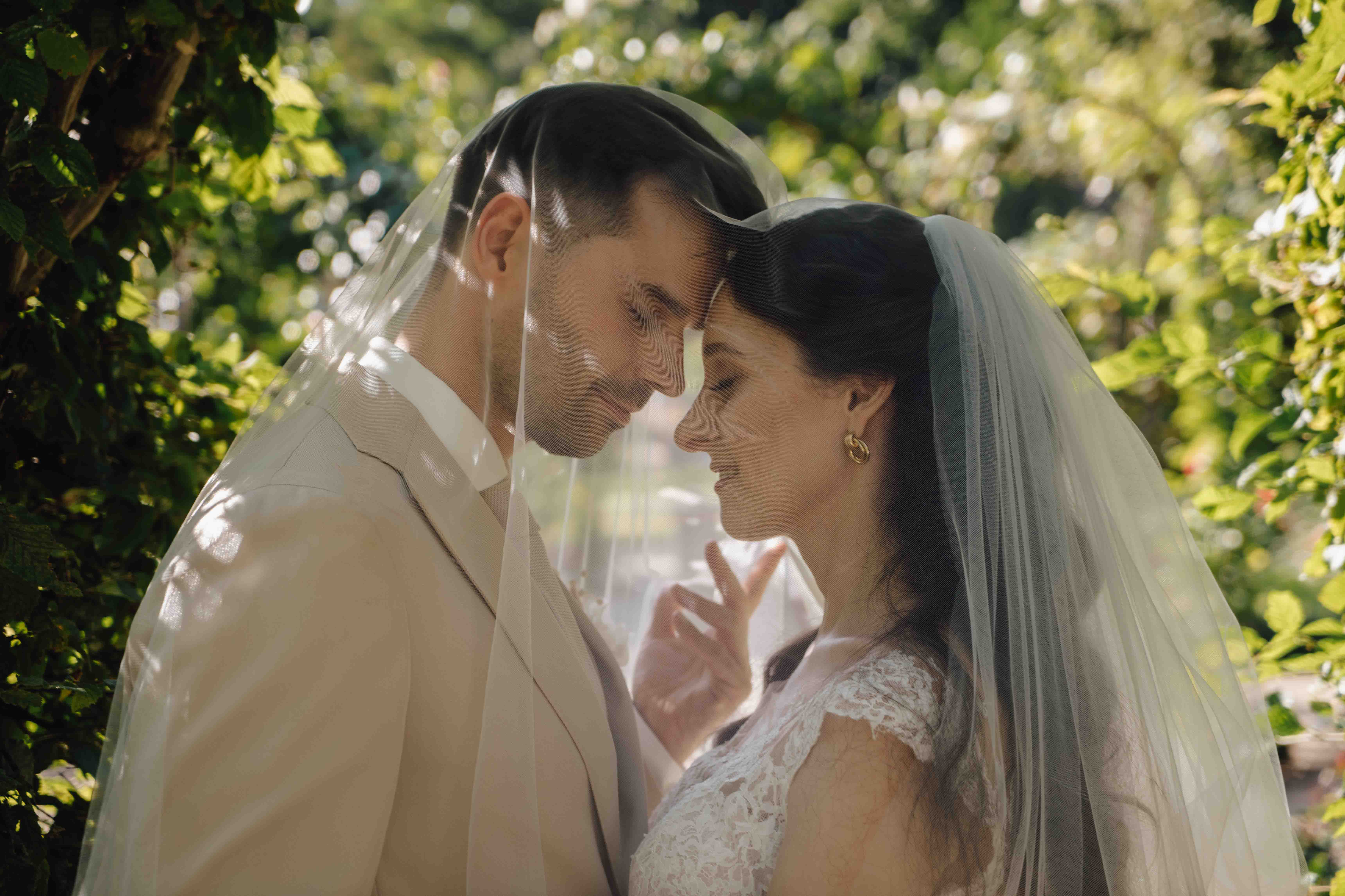 Emotionale Nahaufnahme eines Hochzeitspaares