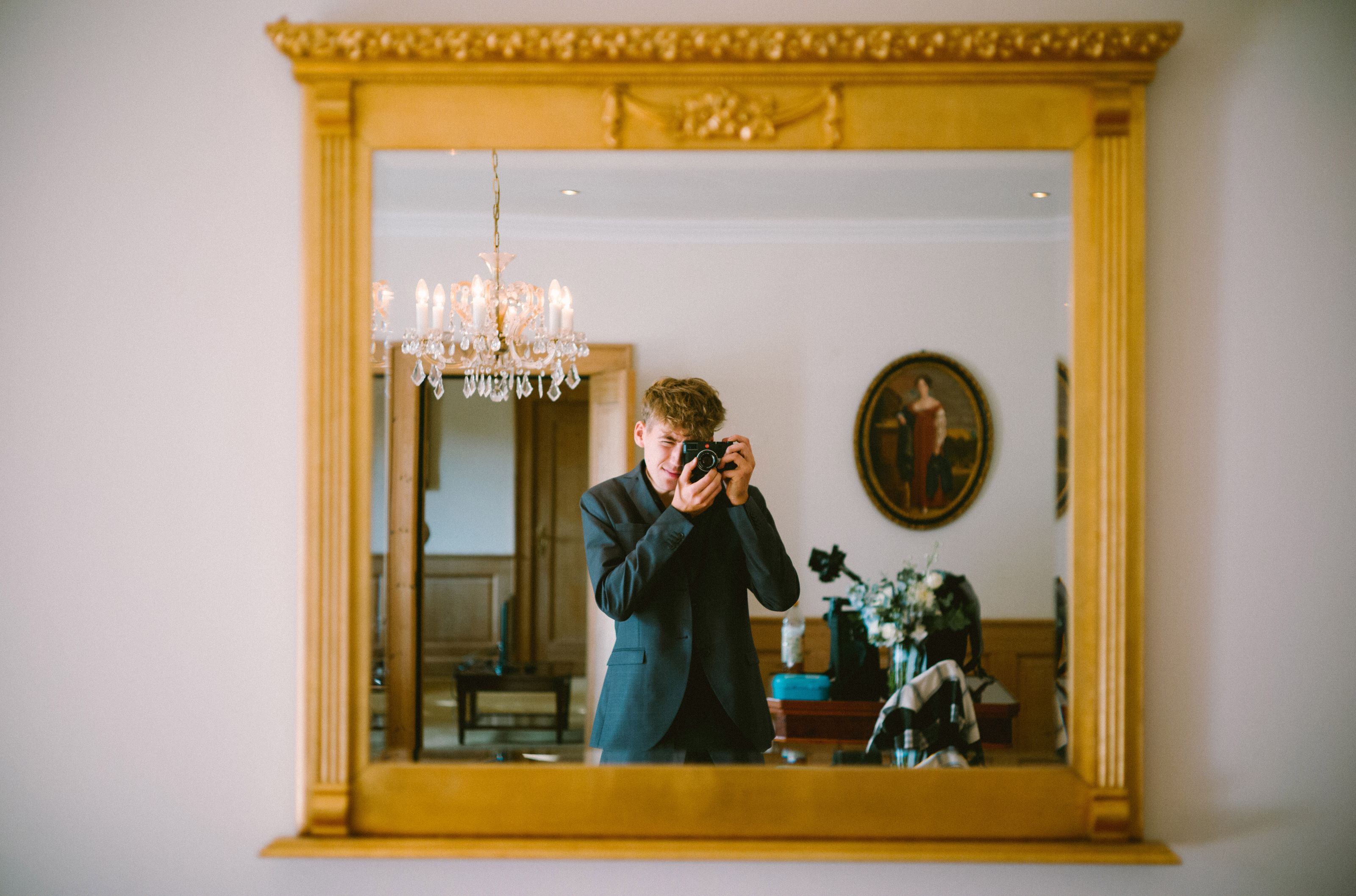 Hochzeitsfotograf Maurice Renois mit seiner Leica vor einem Spiegel