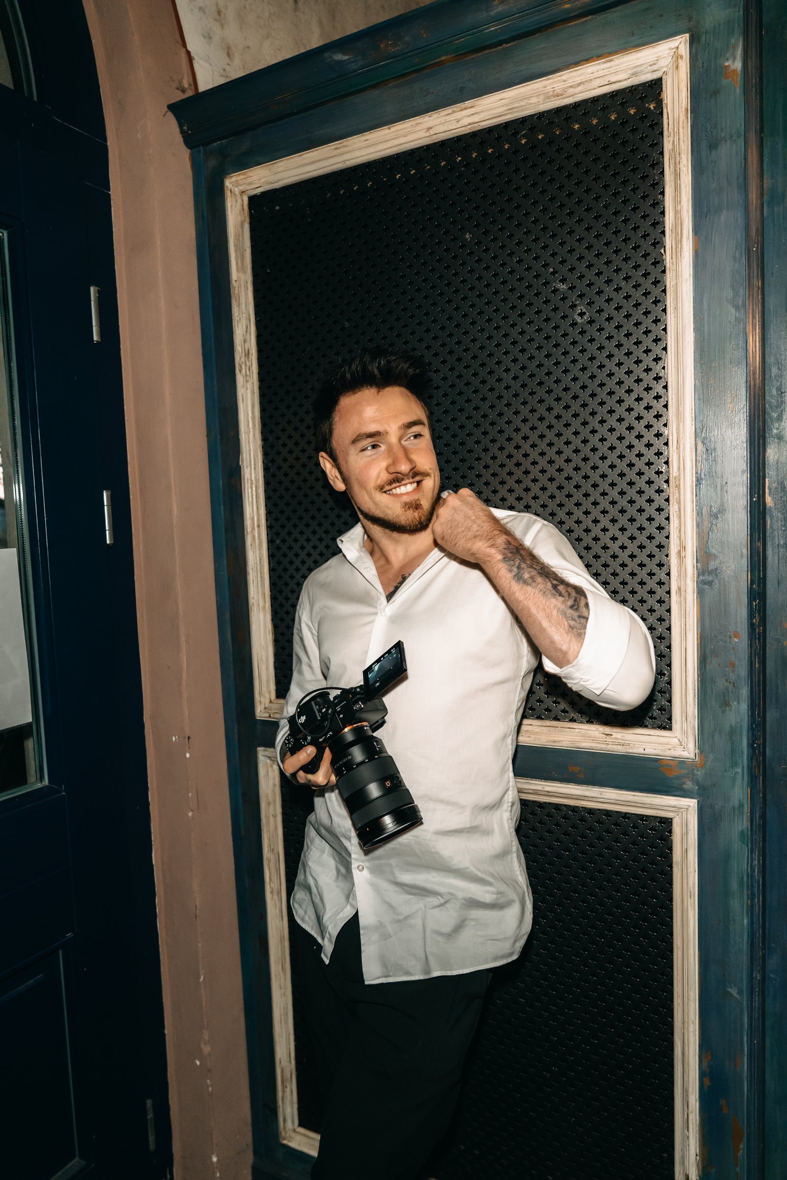 Videograf Luke Renois mit Kamera