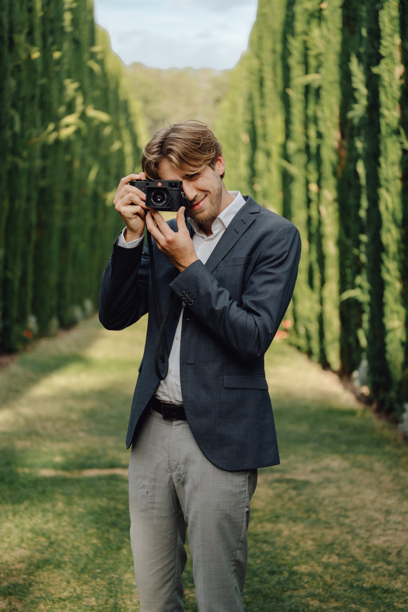 Maurice Renois fotografiert mit seiner Leica in einer Zypressenallee