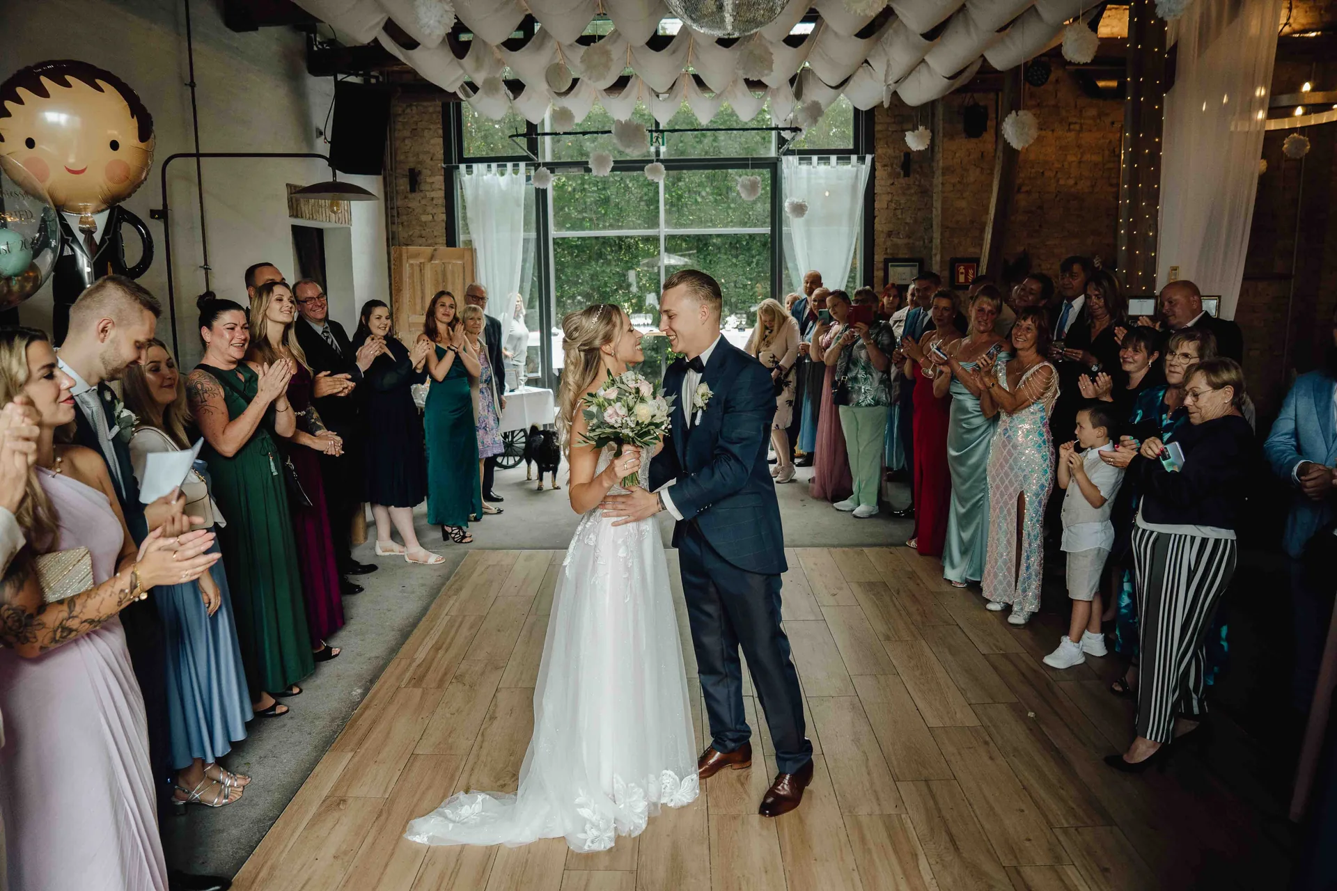 Lively wedding celebration at Forsthaus Sommerswalde